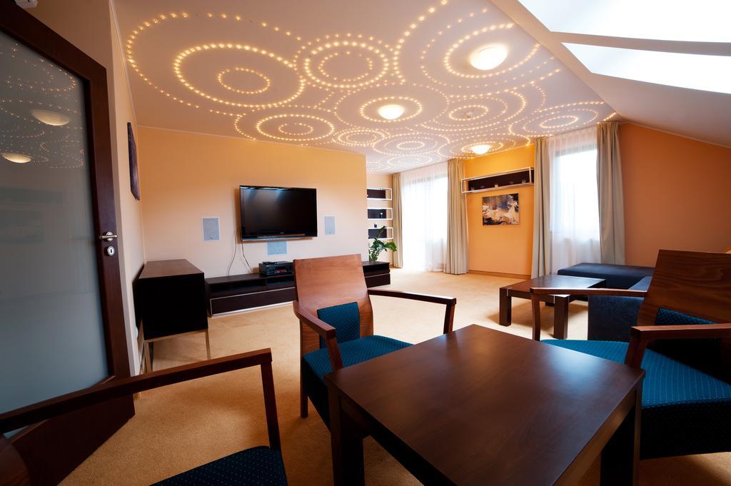 Hotel Impozant Valča Extérieur photo