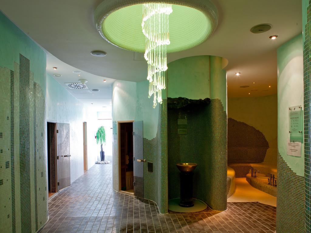 Hotel Impozant Valča Extérieur photo